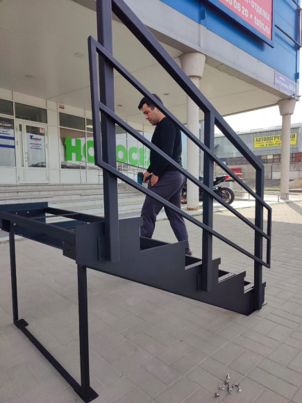 Лестнтца-крыльцо 5 ступеней,без ДПК,ограждение с одной стороны.Ширина 1 м .Высота 75 см.