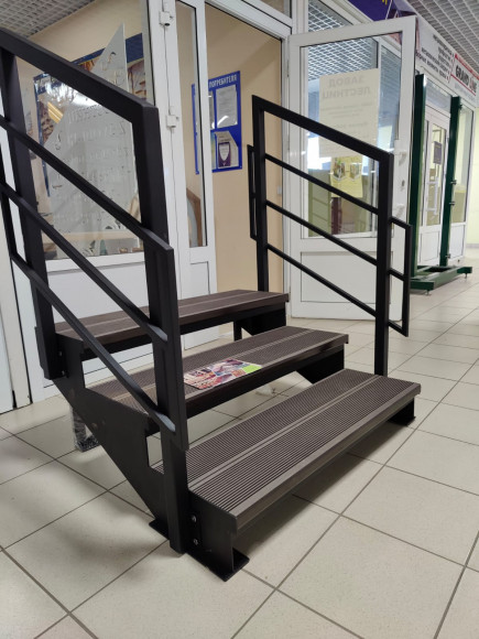 Лестница-крыльцо 3 ступени,с ДПК,ограждения с двух сторон.Ширина 2м.