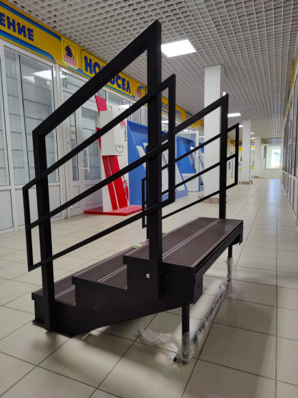 Лестница-крыльцо 3 ступени,с ДПК,ограждения с двух сторон.Ширина 2м.