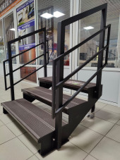 Лестница-крыльцо 3 ступени,с ДПК,ограждения с двух сторон.Ширина 2м.