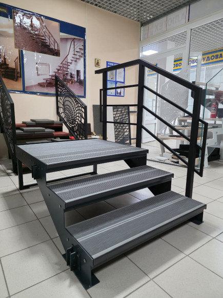 Лестница-крыльцо 3 ступени с площадкой,с ступенями ДПК,ограждение с одной стороны.Ширина 1,3 м.Высота 45 см.