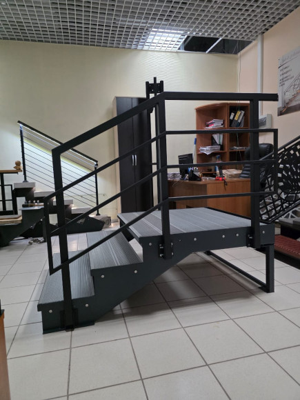 Лестница-крыльцо 3 ступени с площадкой,с ступенями ДПК,ограждение с одной стороны.Ширина 1,3 м.Высота 45 см.