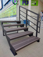 Лестница-крыльцо 5 ступеней,с ДПК,ограждение справа.Ширина 1 м.Высота 75 см.