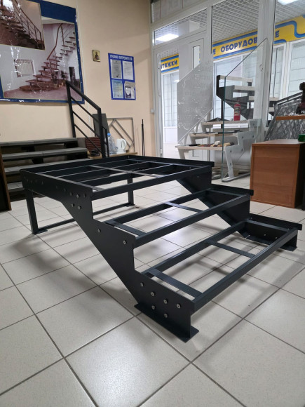 Лестница-крыльцо 3 ступени с площадкой,без ДПК,без ограждения.Ширина 1м.