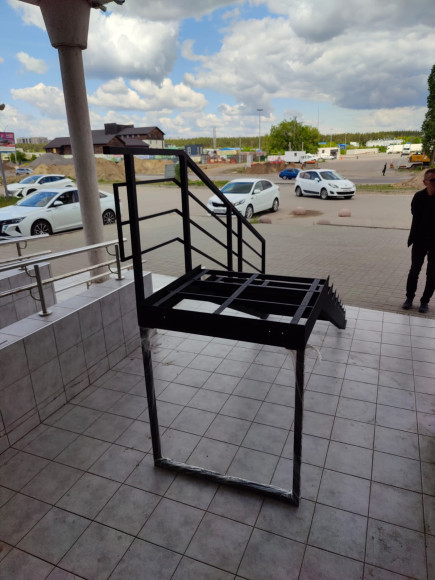 Лестница-крыльцо 7 ступеней с площадкой ,без ступеней ДПК,ограждение с одной стороны.Ширина 1,5 м высота 1,05м.