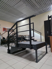 Лестница-крыльцо 3 ступени с площадкой,с ступенями ДПК,ограждение с одной стороны.Ширина 1,5 м.Высота 45 см.