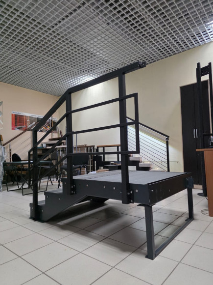 Лестница-крыльцо 3 ступени с площадкой,с ступенями ДПК,ограждение с одной стороны.Ширина 1,5 м.Высота 45 см.