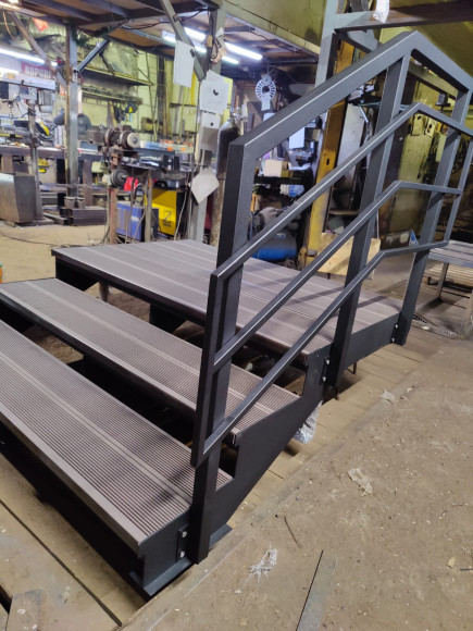 Лестница-крыльцо 3 ступени с площадкой,с ступенями ДПК,ограждение с одной стороны.Ширина 1,5 м.Высота 45 см.