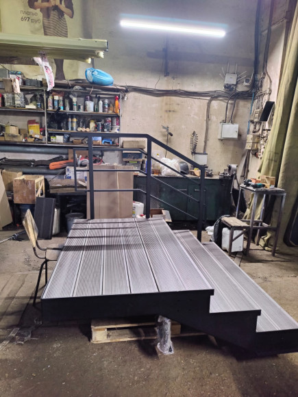 Лестница-крыльцо 3 ступени с площадкой,с ступенями ДПК,ограждение с одной стороны.Ширина 1,5 м.Высота 45 см.