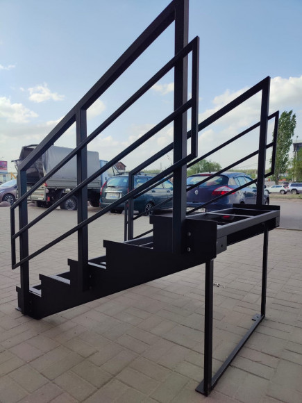 Лестница-крыльцо 5 ступеней,без ДПК,ограждения с двух сторон.Ширина 1м.Высота 75 см.