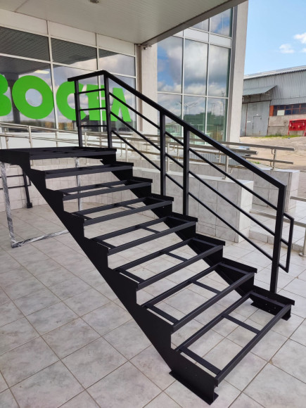 Лестница-крыльцо 7 ступеней с площадкой ,без ступеней ДПК,ограждение с одной стороны.Ширина 2 м высота 1,05м.