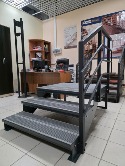 Лестница-крыльцо 3 ступени с площадкой,с ступенями ДПК,ограждение с одной стороны.Ширина 2 м.Высота 45 см.