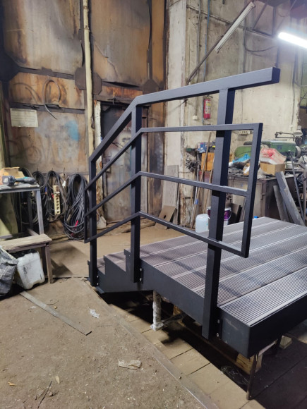 Лестница-крыльцо 3 ступени с площадкой,с ступенями ДПК,ограждение с одной стороны.Ширина 2 м.Высота 45 см.