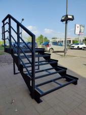 Лестница-крыльцо 5 ступеней с площадкой ,без ДПК,ограждения слева.