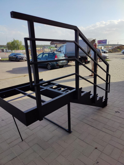 Лестница-крыльцо 5 ступеней с площадкой ,без ДПК,ограждения слева.