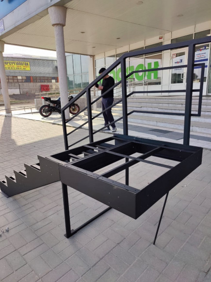 Лестница-крыльцо 5 ступеней с площадкой ,без ДПК,ограждения слева.