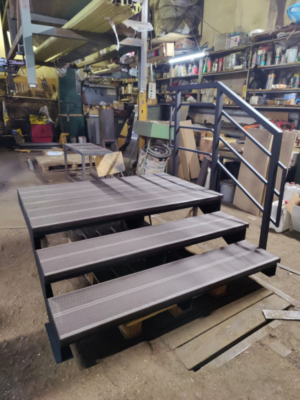 Лестница-крыльцо 3 ступени с площадкой,без ДПК,без ограждения.Ширина 2м. 