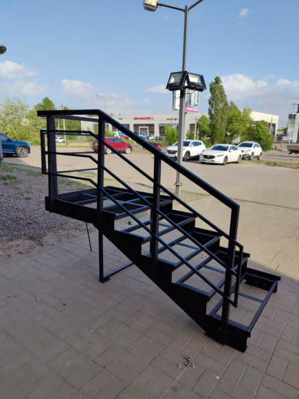 Лестница-крыльцо 5 ступеней,без ДПК,ограждение c одной стороны и по торцу площадки.Ширина 1 м.Высота 75 см.