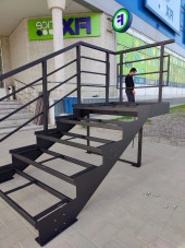 Лестница-крыльцо 5 ступеней,без ДПК,ограждение c одной стороны и по торцу площадки.Ширина 1 м.Высота 75 см.