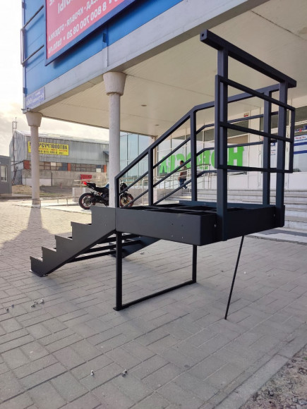 Лестница-крыльцо 5 ступеней,без ДПК,ограждение c одной стороны и по торцу площадки.Ширина 1 м.Высота 75 см.