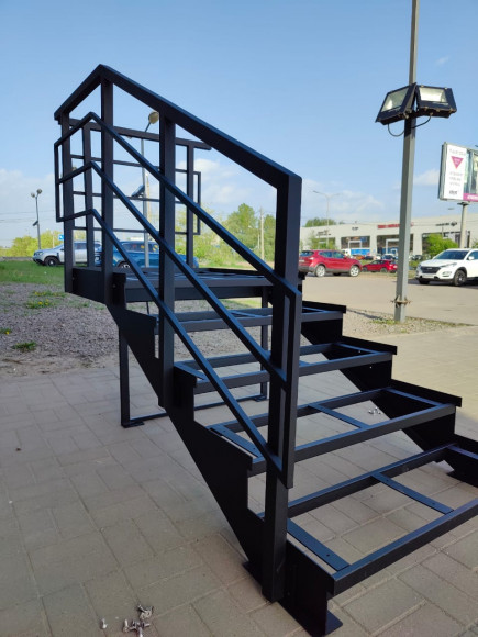 Лестница-крыльцо 5 ступеней,без ДПК,ограждение c одной стороны и по торцу площадки.Ширина 1 м.Высота 75 см.