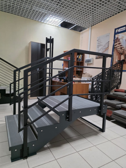 Лестница-крыльцо 3 ступени с площадкой,с ДПК, ограждения с двух сторон.Ширина 1,3 м.Высота 54 см.