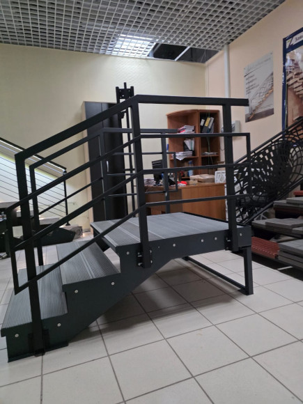 Лестница-крыльцо 3 ступени с площадкой,с ДПК, ограждения с двух сторон.Ширина 1,3 м.Высота 54 см.