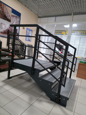 Лестница-крыльцо 3 ступени с площадкой,с ДПК, ограждения с двух сторон.Ширина 1,3 м.Высота 54 см.