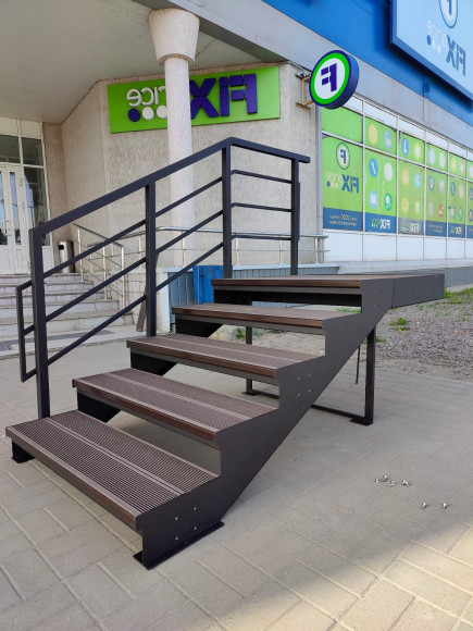 Лестница-крыльцо с площадкой,5 ступеней,ограждение слева.