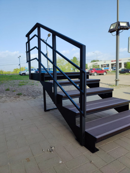 Лестница-крыльцо с площадкой,5 ступеней,ограждение с одной стороны.Ширина 1 м.Высота 75 см.