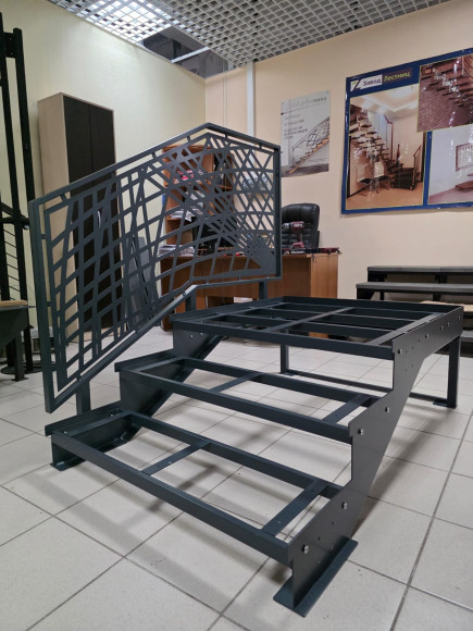 Лестница-крыльцо 3 ступени с площадкой,без ДПК,перила "лазерная резка" с одной стороны.Ширина 1,3м.  