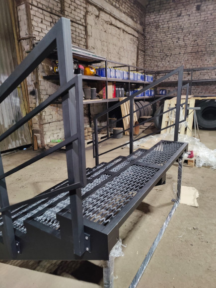 Лестница-крыльцо 5 ступеней,c ступенями из ПВЛ,ограждения с двух сторон.Ширина 1,5 метра .
