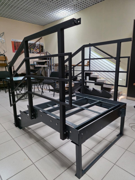 Лестница-крыльцо 3 ступени с площадкой,без ДПК,перила "стандарт" с двух сторон.Ширина 1м. Высота 45 см.