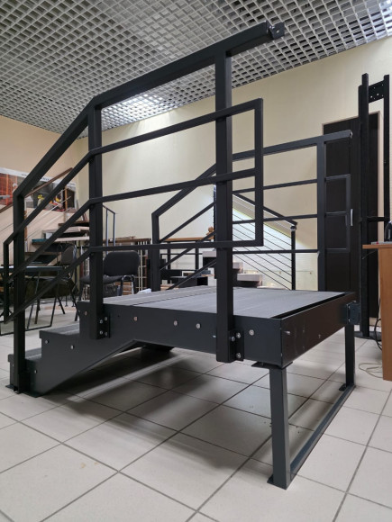 Лестница-крыльцо 3 ступени с площадкой,с ДПК, ограждения с двух сторон.Ширина 1м.Высота 54 см.