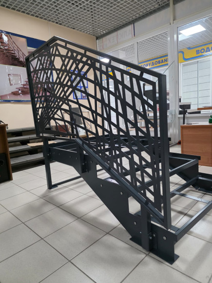 Лестница-крыльцо 3 ступени с площадкой,без ДПК,перила "лазерная резка" с одной стороны.Ширина 1,5 м.   