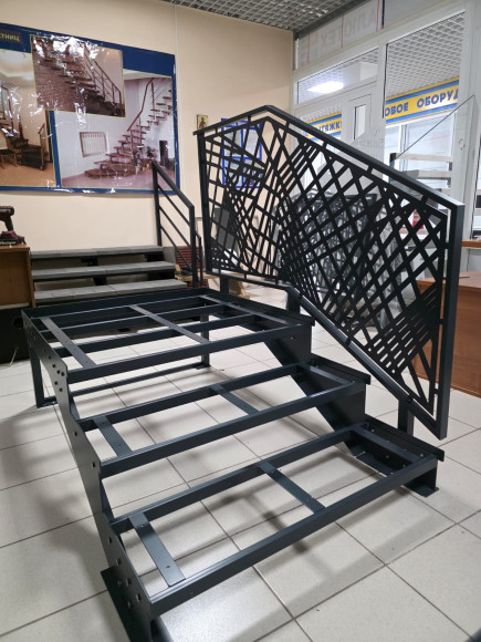 Лестница-крыльцо 3 ступени с площадкой,без ДПК,перила "лазерная резка" с одной стороны.Ширина 1,5 м.   