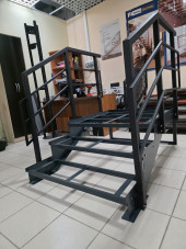 Лестница-крыльцо 3 ступени с площадкой,без ДПК,перила "стандарт" с двух сторон.Ширина 1,3 м. Высота 45 см.