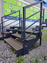 Лестница-крыльцо 3 ступени,с ДПК,ограждение с одной стороны.Ширина 2м.