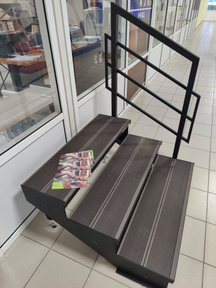 Лестница-крыльцо 3 ступени,с ДПК,ограждение с одной стороны.Ширина 2м.