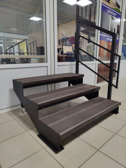 Лестница-крыльцо 3 ступени,с ДПК,ограждение с одной стороны.Ширина 2м.