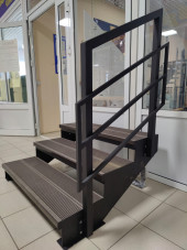 Лестница-крыльцо 3 ступени,с ДПК,ограждение с одной стороны.Ширина 2м.