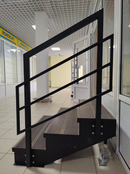 Лестница-крыльцо 3 ступени,с ДПК,ограждение с одной стороны.Ширина 2м.