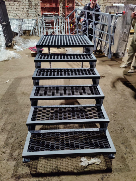 Лестница-крыльцо с площадкой 6 ступеней,c ступенями из ПВЛ,без ограждения.Ширина 1,3 метра.