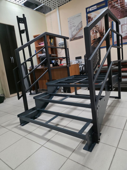 Лестница-крыльцо 3 ступени с площадкой,без ДПК,перила "стандарт" с двух сторон.Ширина 1,5 м. Высота 45 см.