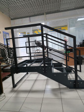 Лестница-крыльцо 3 ступени с площадкой,без ДПК,перила "стандарт" с двух сторон.Ширина 1,5 м. Высота 45 см.