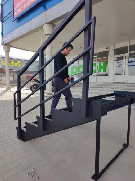 Лестница-крыльцо 5 ступеней,без ДПК,ограждение с одной стороны.Ширина 1,3 м.Высота 75 см.