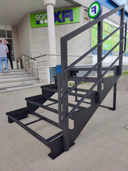 Лестница-крыльцо 5 ступеней,без ДПК,ограждение с одной стороны.Ширина 1,3 м.Высота 75 см.