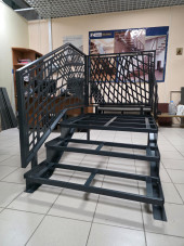 Лестница-крыльцо 3 ступени с площадкой,без ДПК,перила "лазерная резка" с одной стороны и торца.Ширина 1м.  