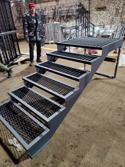 Лестница-крыльцо с площадкой 6 ступеней,c ступенями из ПВЛ,без ограждения.Ширина 1,5 метра.