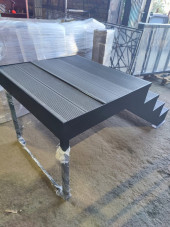 Лестница входная с ступенями ДПК ,без перил.Ширина 1,3 м. Высота 1,05 м. 7 ступеней с площадкой.